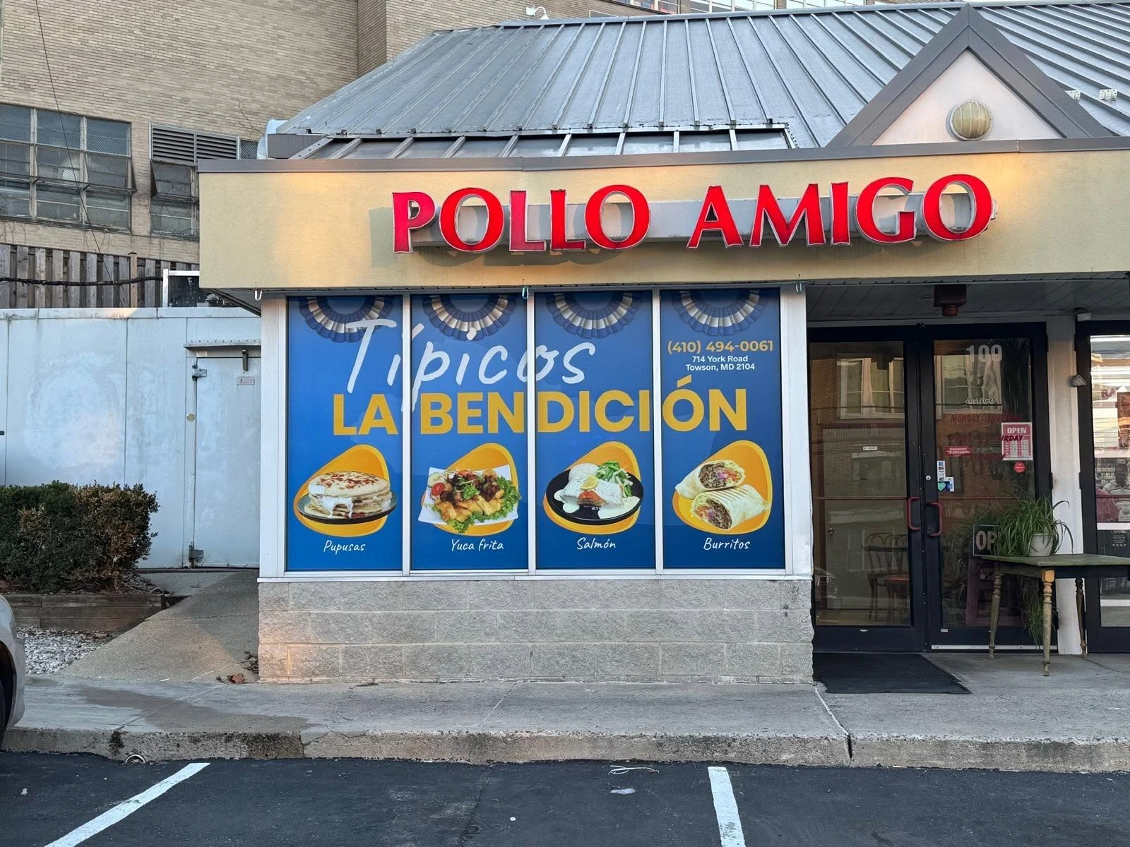 Pollo Amigo and Típicos la Bendición storefront and entrance on York Road